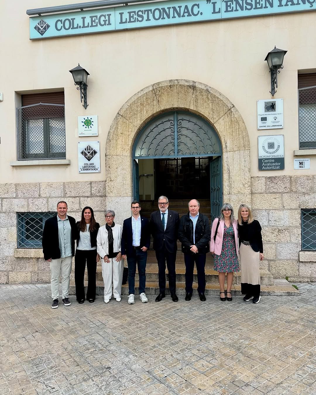 Autoritats davant la façana